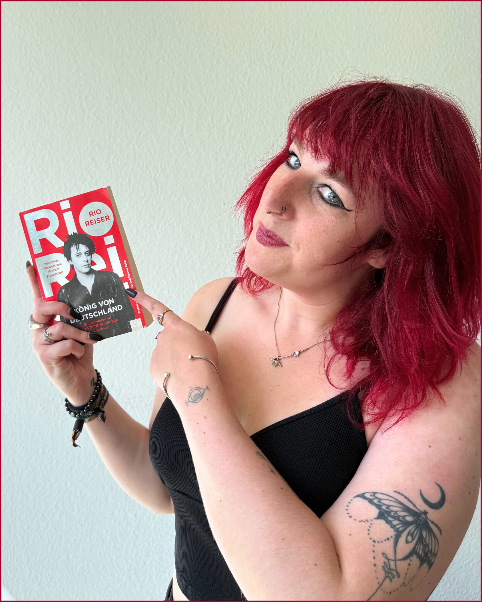Michelles Szellas vom Lektorat-Unker-Team stellt das Buch von Rio Reiser und Hannes Eyber vor: „König von Deutschland“. Das Foto entstand am 05.08.2025.